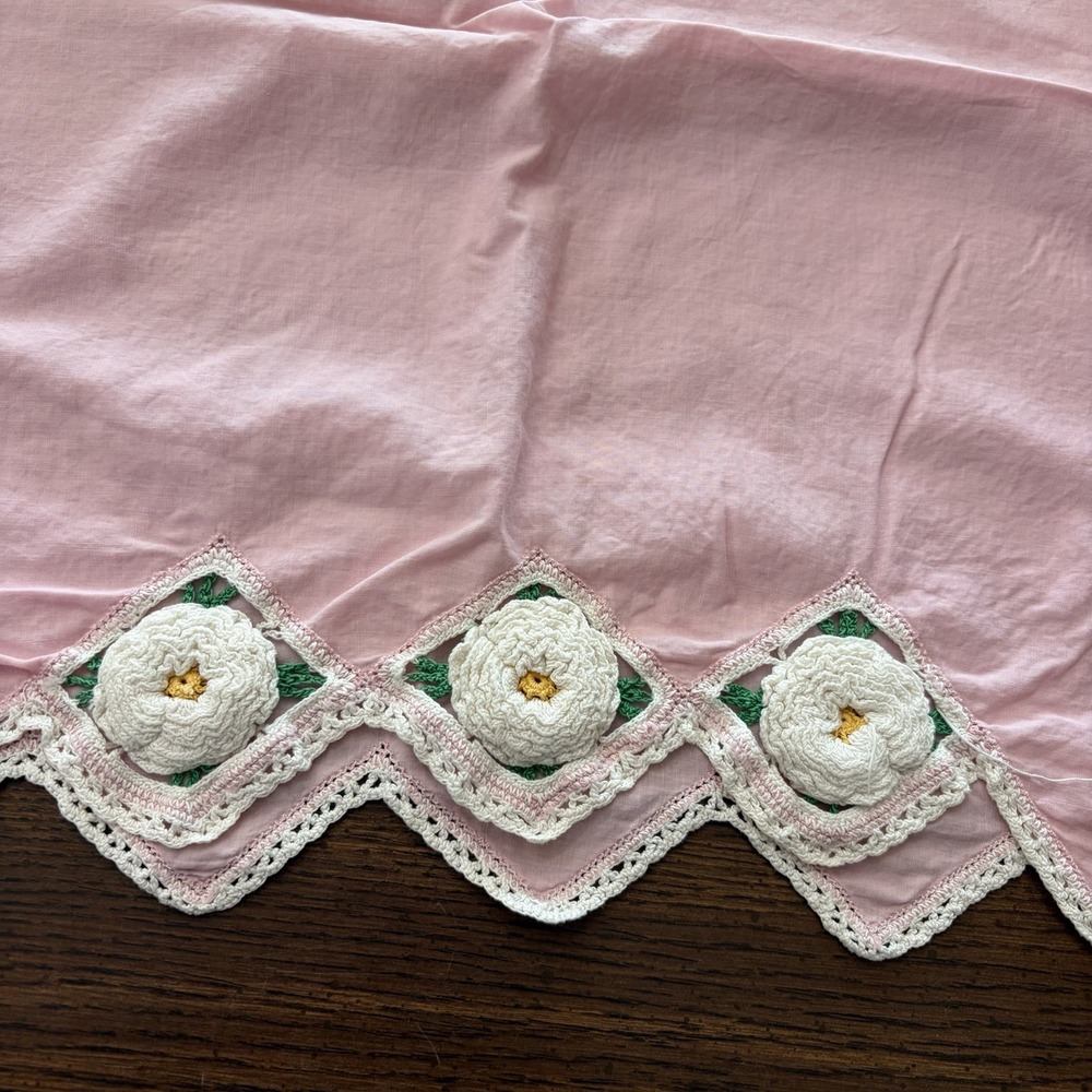 Vintage Pink Pillowcase Pair Crochet Daisy Trim Cottage Bed Linens - Picture 2 of 10